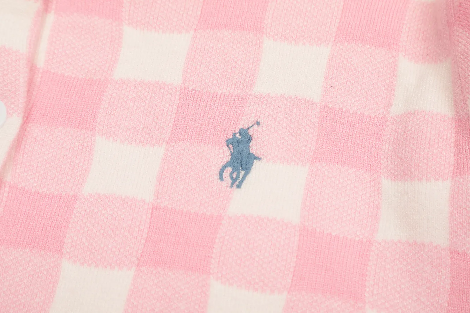 🅿️190 "Top quality" Style number: DS015# [Ralph Lauren plaid jacquard basic pony embroidered logo knitted cardigan long sleeves] ✅Ralph Lauren classic basic versatile plain plaid knitted cardigan long-sleeved small jacket ✅Main supplier platform live broadcast Wholesale entities ✅ZP quality 1:1 pattern making Scan the code to enter the GF website Counter quality ✅Detailed quality The only one in Guangzhou Imported quality cotton yarn Focus on high-end, cost-effective, and good quality. Needless to say, the version is restored to the original. Loose, comfortable and stress-free. Simple is high-end. Classic is timeless. ✅The upper body is simple and easy to match. A must-have for goddess ootd. Good-looking clothes are never picky. A must-have in the goddess' wardrobe. Size: S-L. Color: Navy blue, light blue, pink.